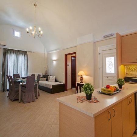 Veldi Art - Kamari Beach Apartment サントリーニ エクステリア 写真